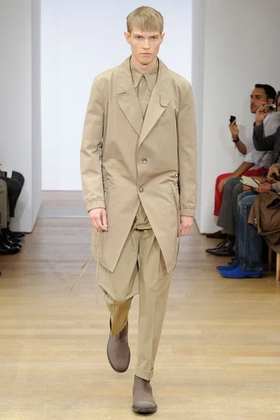 Look 16